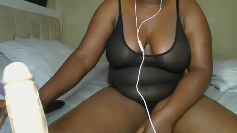 Snapshot of sassie_bee chatting on 01/18/25, 12:24 sassie_bee online show from 01/18/25, 12:24