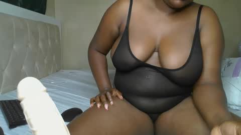 Snapshot of sassie_bee chatting on 01/21/25, 02:22 sassie_bee online show from 01/21/25, 02:22