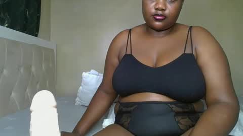 Snapshot of sassie_bee chatting on 02/01/25, 03:19 sassie_bee online show from 02/01/25, 03:19