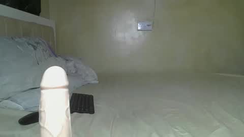 Snapshot of sassie_bee chatting on 02/17/25, 09:52 sassie_bee online show from 02/17/25, 09:52
