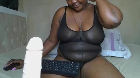 Snapshot of sassie_bee chatting on 02/20/25, 11:43 sassie_bee online show from 02/20/25, 11:43