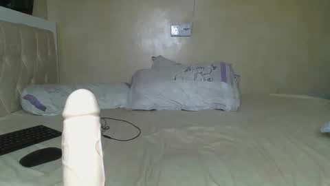 Snapshot of sassie_bee chatting on 02/21/25, 10:15 sassie_bee online show from 02/21/25, 10:15