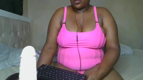 Snapshot of sassie_bee chatting on 02/25/25, 09:46 sassie_bee online show from 02/25/25, 09:46