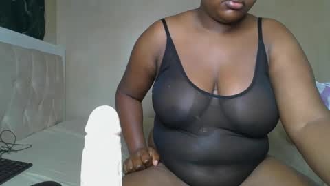 Snapshot of sassie_bee chatting on 03/04/25, 12:18 sassie_bee online show from 03/04/25, 12:18