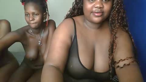 Snapshot of sassie_bee chatting on 09/13/25, 11:04 sassie_bee online show from 09/13/25, 11:04