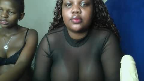 Snapshot of sassie_bee chatting on 09/15/25, 05:35 sassie_bee online show from 09/15/25, 05:35