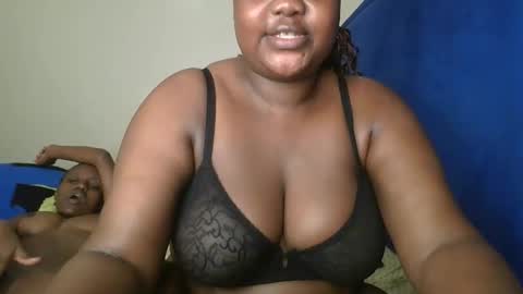 Snapshot of sassie_bee chatting on 09/25/25, 07:06 sassie_bee online show from 09/25/25, 07:06