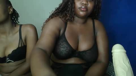 Snapshot of sassie_bee chatting on 09/29/25, 10:47 sassie_bee online show from 09/29/25, 10:47