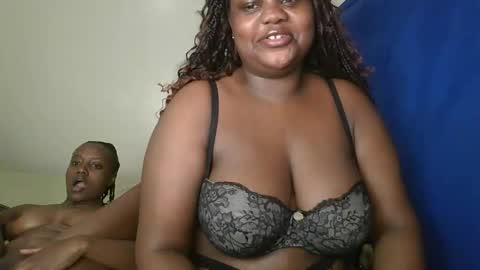 Snapshot of sassie_bee chatting on 09/30/25, 06:02 sassie_bee online show from 09/30/25, 06:02