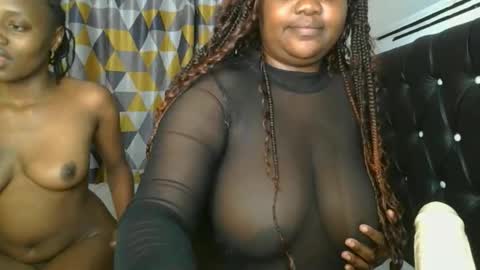 Snapshot of sassie_bee chatting on 10/08/25, 07:11 sassie_bee online show from 10/08/25, 07:11