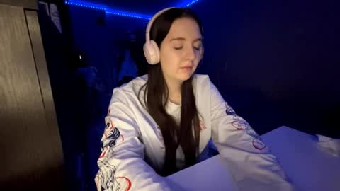 Snapshot of sassy_touch_heat_x3 chatting on 10/20/25, 06:08 Marmulka or Mary online show from 10/20/25, 06:08