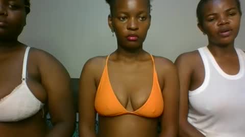 Snapshot of sassybrown25 chatting on 12/17/25, 10:32 sassybrown25 online show from 12/17/25, 10:32