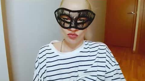 Snapshot of satinqueen90 chatting on 10/14/25, 06:36 Satinqueen90 online show from 10/14/25, 06:36