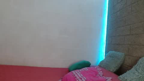 Snapshot of sativa_29 chatting on 12/17/24, 05:47 Sativa online show from 12/17/24, 05:47