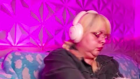 Snapshot of satyn_doll chatting on 10/17/25, 01:31 Gina George online show from 10/17/25, 01:31