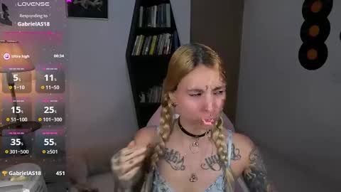 Snapshot of saucy_jenn1 chatting on 10/19/25, 01:39 I AM JENN  online show from 10/19/25, 01:39