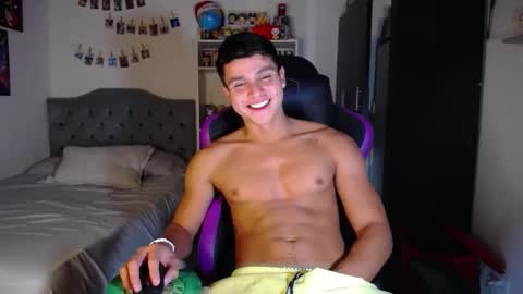 Snapshot of saulomiralles chatting on 03/25/26, 12:05 Saulo online show from 03/25/26, 12:05