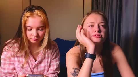 Snapshot of sav_anna chatting on 01/08/25, 05:37 LUNA and ANNA    online show from 01/08/25, 05:37
