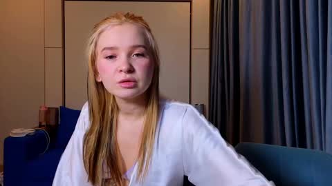 Snapshot of sav_anna chatting on 02/13/25, 05:44 LUNA and ANNA    online show from 02/13/25, 05:44