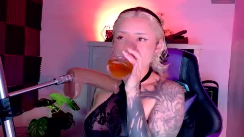 Snapshot of scarlet_gold chatting on 11/27/25, 04:47 scarlet_gold online show from 11/27/25, 04:47