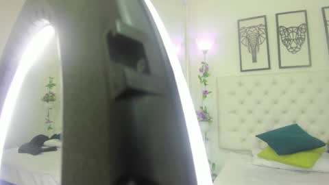 Snapshot of scarlet_stan22 chatting on 01/18/25, 10:39 Isa online show from 01/18/25, 10:39