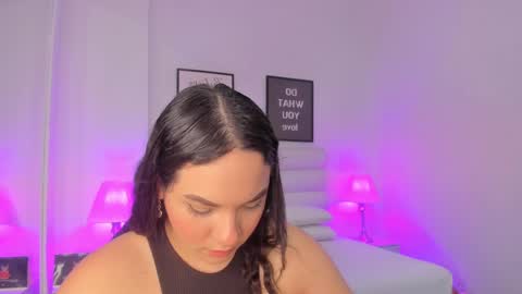 Snapshot of scarlet_stan22 chatting on 02/17/25, 01:32 Isa online show from 02/17/25, 01:32