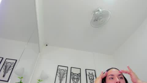 Snapshot of scarlet_stan22 chatting on 02/20/25, 10:59 Isa online show from 02/20/25, 10:59