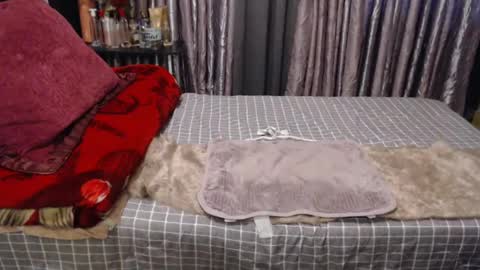 Snapshot of scarlet_ts69 chatting on 12/02/24, 07:47 scarlet online show from 12/02/24, 07:47