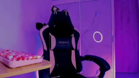 Snapshot of scarletblaze_ chatting on 06/23/26, 03:59 Scarlet online show from 06/23/26, 03:59