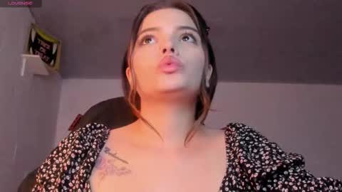 Snapshot of scarleth_owens1 chatting on 10/30/25, 05:09 online show from 10/30/25, 05:09
