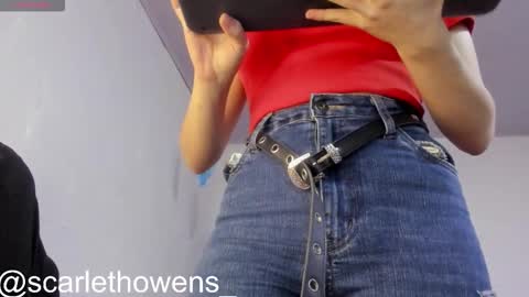 Snapshot of scarleth_owens1 chatting on 12/15/25, 04:17 online show from 12/15/25, 04:17