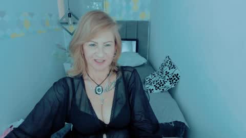 Snapshot of scarlethoot_ chatting on 12/17/24, 09:27 S C A R L E T online show from 12/17/24, 09:27
