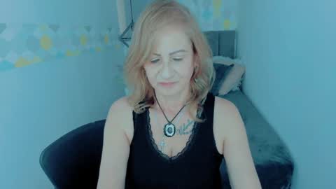 Snapshot of scarlethoot_ chatting on 12/18/24, 12:32 S C A R L E T online show from 12/18/24, 12:32