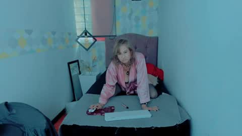 Snapshot of scarlethoot_ chatting on 12/21/24, 04:03 S C A R L E T online show from 12/21/24, 04:03