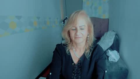Snapshot of scarlethoot_ chatting on 01/09/25, 11:45 S C A R L E T online show from 01/09/25, 11:45