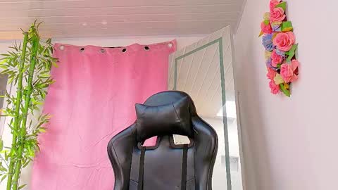 Snapshot of scarletjonesx chatting on 02/05/26, 01:05 Denis online show from 02/05/26, 01:05