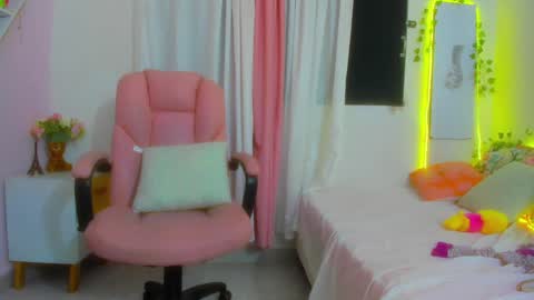 Snapshot of scarletliz chatting on 12/17/24, 06:53 Scarletliz online show from 12/17/24, 06:53