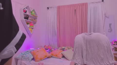 Snapshot of scarletliz chatting on 02/24/25, 12:05 Scarletliz online show from 02/24/25, 12:05