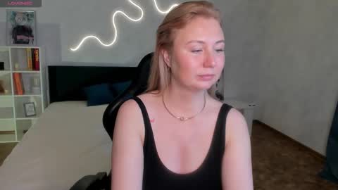 Snapshot of scent__of_woman chatting on 10/15/25, 01:50 Samanta online show from 10/15/25, 01:50
