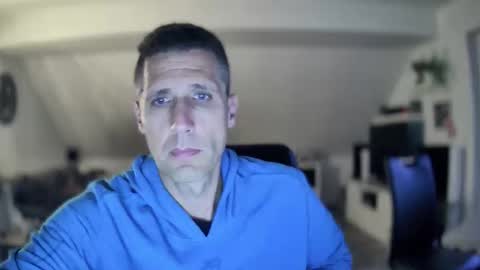 Snapshot of schnuckigeil chatting on 10/13/25, 04:40 Dildomen online show from 10/13/25, 04:40
