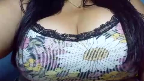 Snapshot of schoco_milf chatting on 07/23/26, 01:58 mai latina online show from 07/23/26, 01:58