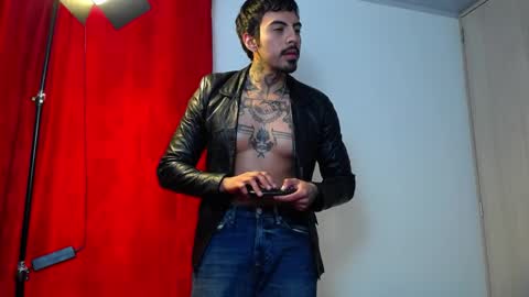 Snapshot of scockpion_ chatting on 04/27/26, 08:07 Alejandro help me to reach 200 thumps up online show from 04/27/26, 08:07