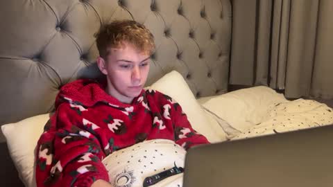 Snapshot of scottish_twink01 chatting on 12/28/24, 12:26 danny online show from 12/28/24, 12:26