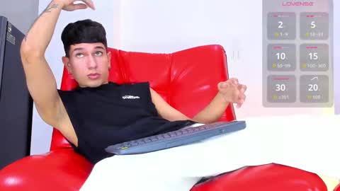 sebas_hall_ online show from 11/04/25, 11:37