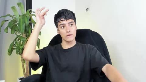 Snapshot of sebas_rosse chatting on 12/19/25, 01:18 sebastian online show from 12/19/25, 01:18