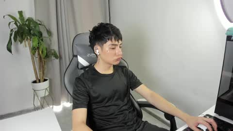 Snapshot of sebas_rosse chatting on 04/12/26, 03:50 sebastian online show from 04/12/26, 03:50