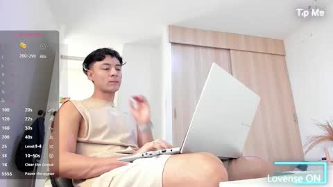 Snapshot of sebastian_dash chatting on 10/28/25, 01:25 SEBAS online show from 10/28/25, 01:25