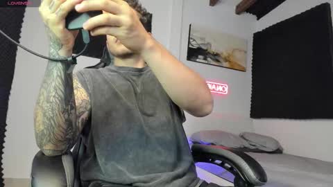 Snapshot of sebastianortizm chatting on 11/06/25, 01:39 Lucian Sinclair online show from 11/06/25, 01:39