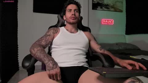 Snapshot of sebastianortizm chatting on 11/21/25, 02:21 Lucian Sinclair online show from 11/21/25, 02:21