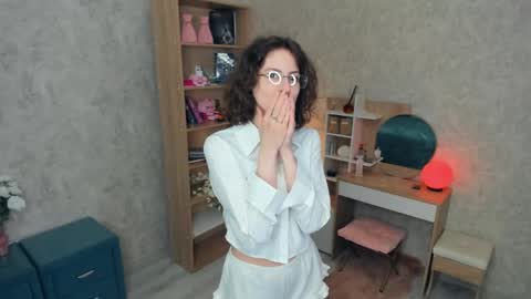 Snapshot of secret_des1res chatting on 05/31/26, 05:59 Mia online show from 05/31/26, 05:59